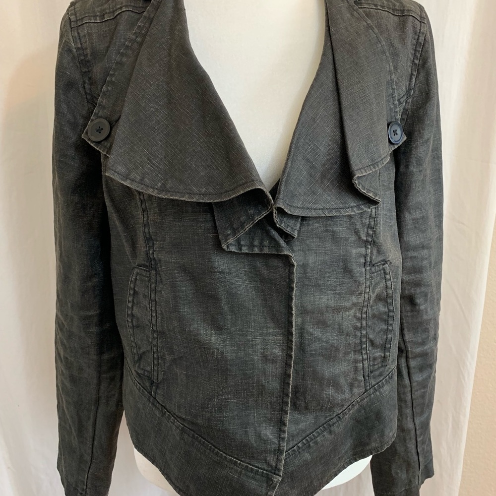 Cabi SZ L Black constructed ruffle crop blazer